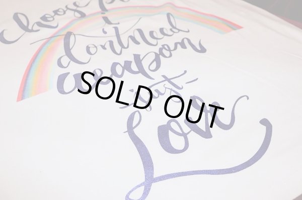 画像2: Love＆Peace【愛と平和】ネイビーラメ文字×ラメ虹Tシャツ (2)