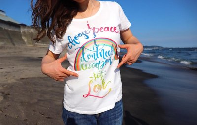 画像2: Love＆Peace【愛と平和】レインボー文字×ラメ虹Tシャツ